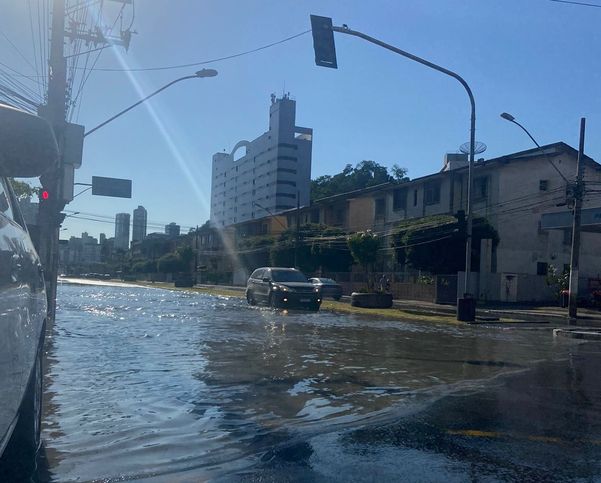 A causa do grande vazamento está sendo investigada; agentes da Guarda Municipal estão na região para orientar motoristas