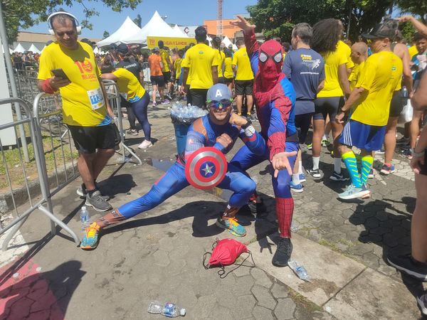 Hygor (esquerda) e Raphael (direita) foram fantasiados para a corrida