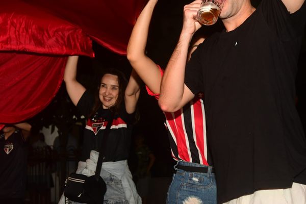 Torcedores do São Paulo comemoram título da Copa do Brasil nas ruas da Grande Vitória por Fernando Madeira