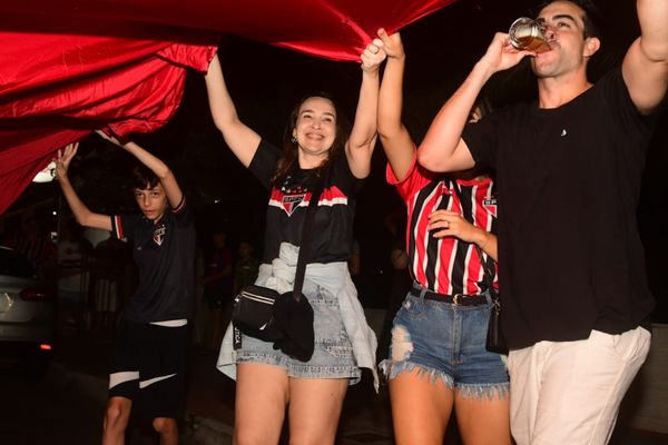 Torcedores do São Paulo comemoram título da Copa do Brasil nas ruas da Grande Vitória por Fernando Madeira