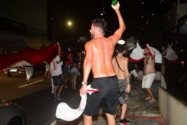 Torcedores do São Paulo comemoram título da Copa do Brasil nas ruas da Grande Vitória por Fernando Madeira