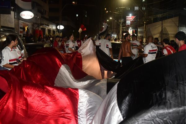 Torcedores do São Paulo comemoram título da Copa do Brasil nas ruas da Grande Vitória por Fernando Madeira