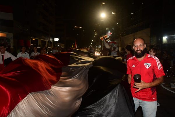 Torcedores do São Paulo comemoram título da Copa do Brasil nas ruas da Grande Vitória por Fernando Madeira