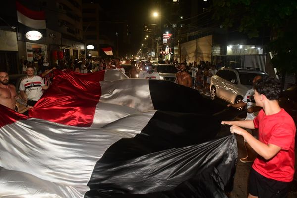 Torcedores do São Paulo comemoram título da Copa do Brasil nas ruas da Grande Vitória por Fernando Madeira