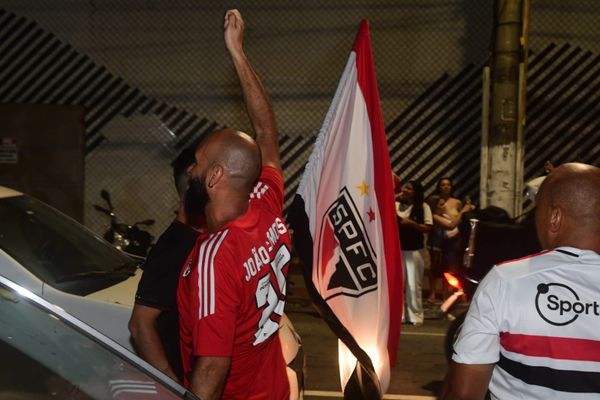 Torcedores do São Paulo comemoram título da Copa do Brasil nas ruas da Grande Vitória por Fernando Madeira