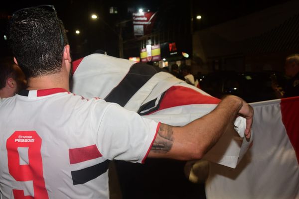 Torcedores do São Paulo comemoram título da Copa do Brasil nas ruas da Grande Vitória por Fernando Madeira