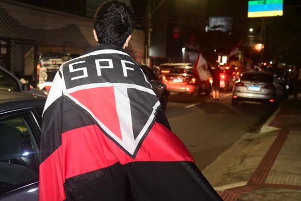 Torcedores do São Paulo comemoram título da Copa do Brasil nas ruas da Grande Vitória por Fernando Madeira