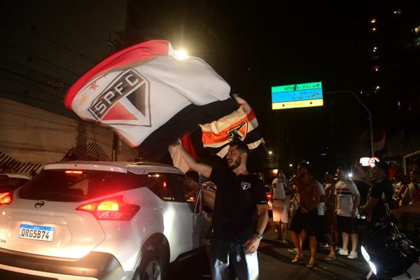 Torcedores do São Paulo comemoram título da Copa do Brasil nas ruas da Grande Vitória