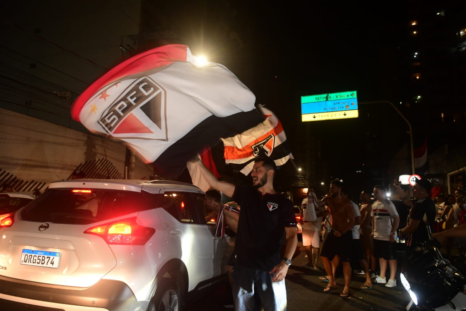 Torcedores invadiram esquina das ruas José Paulino e Cônego Martins, em  comemoração aos 107 anos