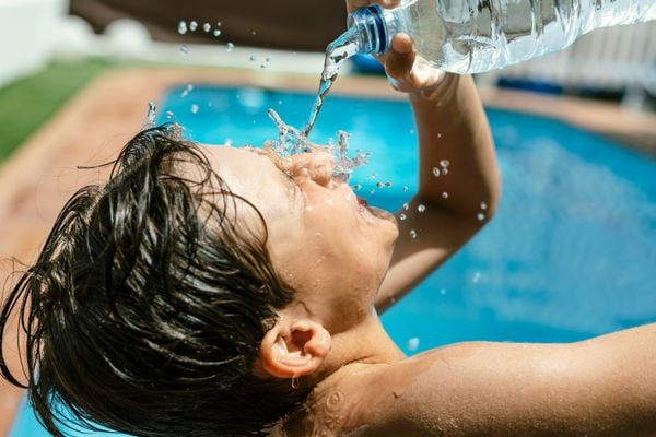 Fique atento à hidratação das crianças durante o calor
