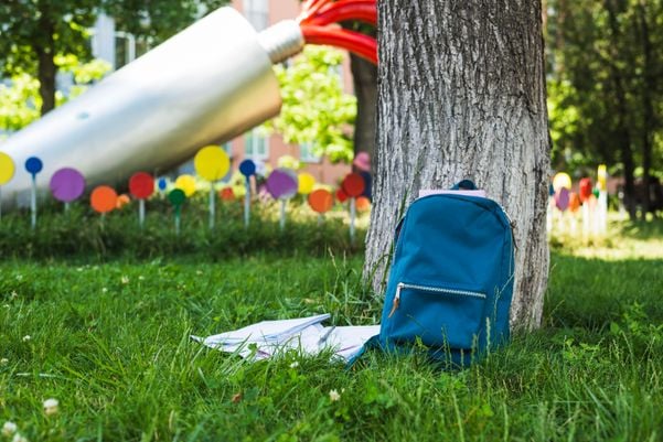 gramado; parque; mochila; ar livre; escola