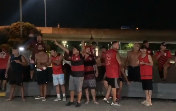 Grupo de torcedores protestou durante a chegada do Flamengo ao Rio de Janeiro