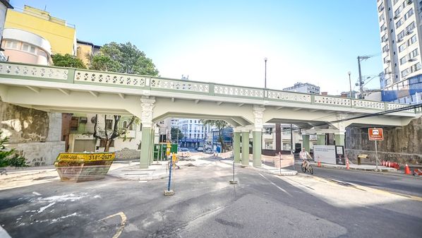 O viaduto foi construído para passagem dos bondes, chegando a receber os trilhos, mas devido a uma curva e também ao receio do sobrepeso na estrutura, nunca foi possível essa utilização