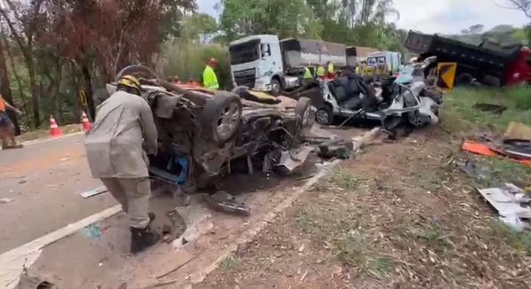 Acidente com 18 veículos deixa quatro mortos e vários feridos em Goiás