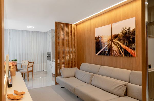 O designer de interiores Regilano Dornellas conta que a foto escolhida para compor a parede foi selecionada porque a cliente se identificou com uma memória de infância