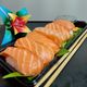 Nigiri sushi de salmão do Festival de Culinária Japonesa da Associação Nikkei de Vitória