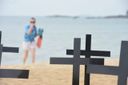Fixação de cruzes na praia de camburi realizada pelo Detran(Ricardo Medeiros)