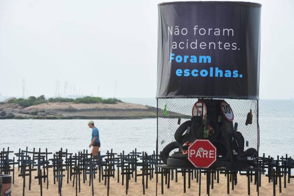 Fixação de cruzes na praia de camburi realizada pelo Detran