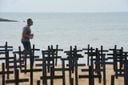 Fixação de cruzes na praia de camburi realizada pelo Detran(Ricardo Medeiros)