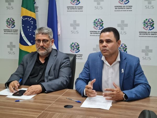 O secretário Miguel Duarte ao lado de Orlei Cardoso durante coletiva de imprensa nesta quarta-feira (27)