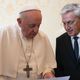 Papa Francisco recebe carta de Caetano Veloso