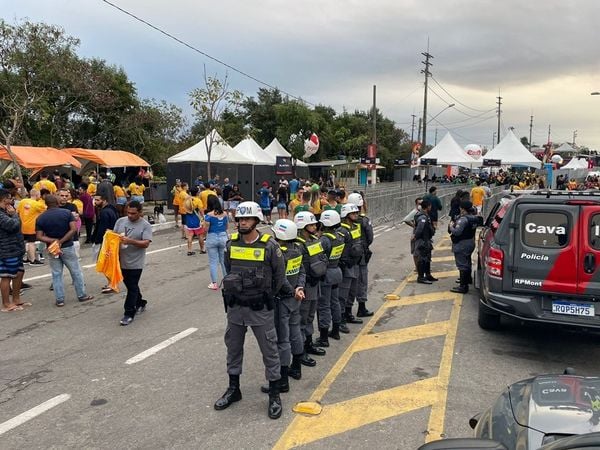 Agentes de segurança fazendo policiamento próximo à entrada do Vital 2022