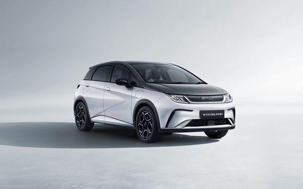 BYD Dolphin Plus na cor Branco Ski com Cinza Dolphin por BYD/Divulgação