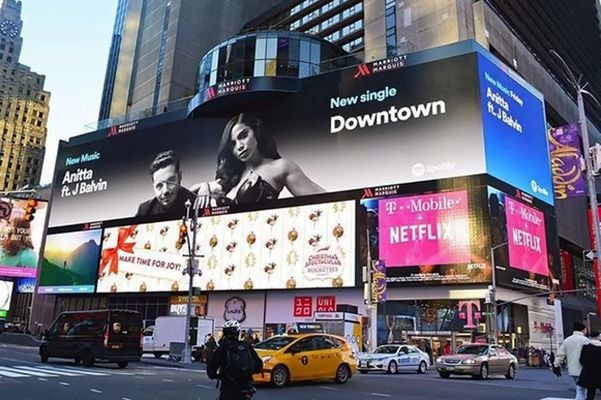 Famosos brasileiros também já apareceram em letreiro da Times Square