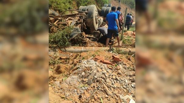 Tombamento do veículo aconteceu na manhã desta quinta-feira (28), no distrito de São Jorge de Tiradentes; condutor ficou preso às ferragens do caminhão