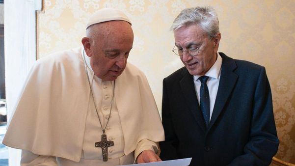 Papa Francisco recebe carta de Caetano Veloso