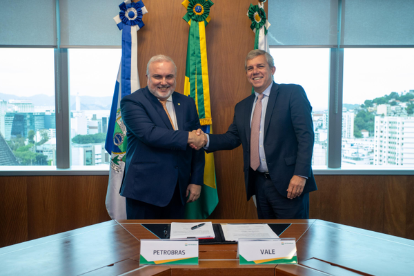 Presidentes da Petrobras, Jean Paul Prates, e da Vale, Eduardo Bartolomeo, assinam acordo para desenvolver soluções em baixo carbono