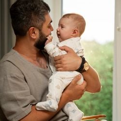 Preocupação do governo Lula com impacto nas contas da Previdência Social chegou a ameaçar votação; transição começa em 2027, quando afastamento remunerado dos pais passa a ser de dez dias; texto vai a sanção presidencial