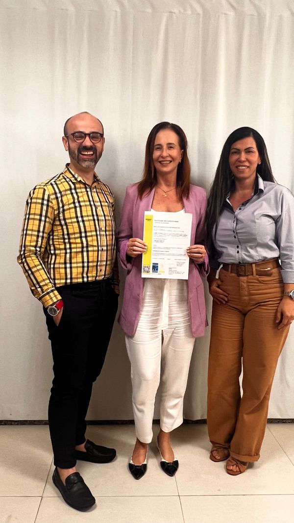 O farmacêutico Geraldo Gomes, a sócia-administrativa Eliana Batista e a enfermeira da qualidade Andrea Guerra recebem o certificado do Selo Verde 