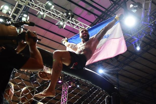 Jonas Coelho nocauteou Pantera Negra e exibiu a bandeira do ES na comemoração