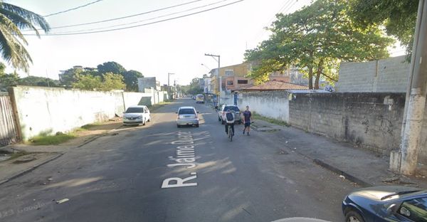 Rua Jaime Duarte, onde ocorre a feira livre em Itapuã