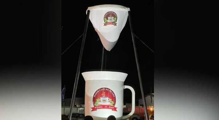 Foram utilizados cerca de 500 quilos de pó de café, um coador com 2,20 metros de diâmetro e uma xícara de 2,70 metros de altura