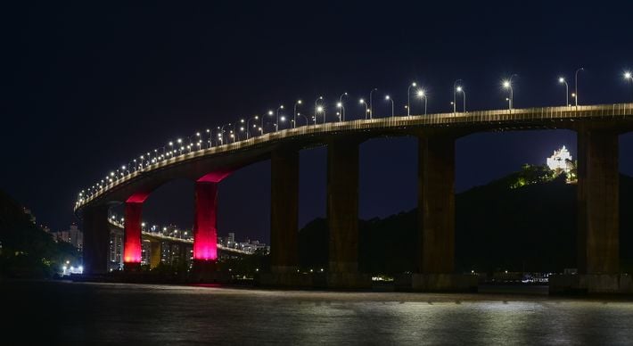 Alguns pontos importantes como o novo Viaduto Caramuru e a Terceira Ponte ganharam uma nova iluminação para a campanha