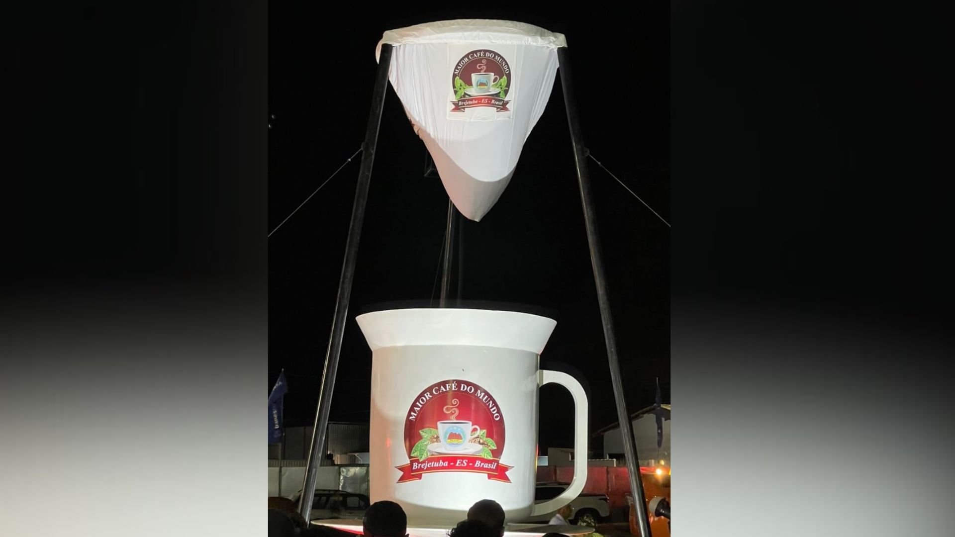 Foram utilizados cerca de 500 quilos de pó de café, um coador com 2,20 metros de diâmetro e uma xícara de 2,70 metros de altura