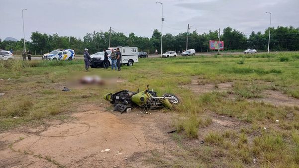 Moto ficou destruída após acidente com morte na Rodovia Leste-Oeste neste domingo (1º)