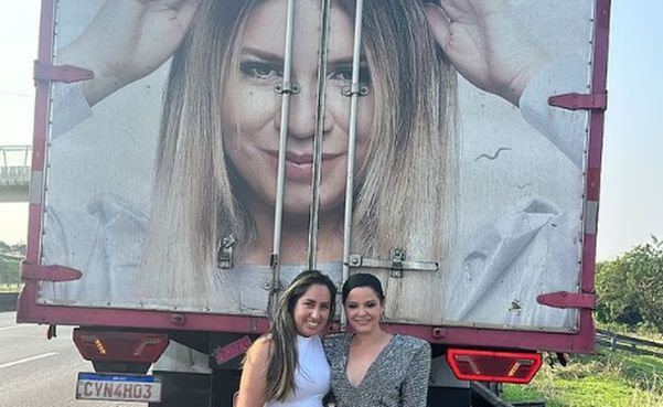 A cantora Maraisa ao lado da caminhoneira Laís Oliveira, que tem homenagem a Marília Mendonça em seu caminhão