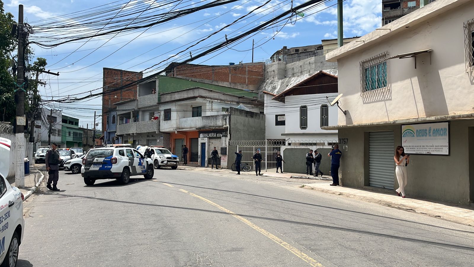 Avenida principal que liga Vila Batista e Ilha da Conceição está cheia de viaturas da Polícia Militar e Guarda Municipal, na manhã desta segunda-feira (2)