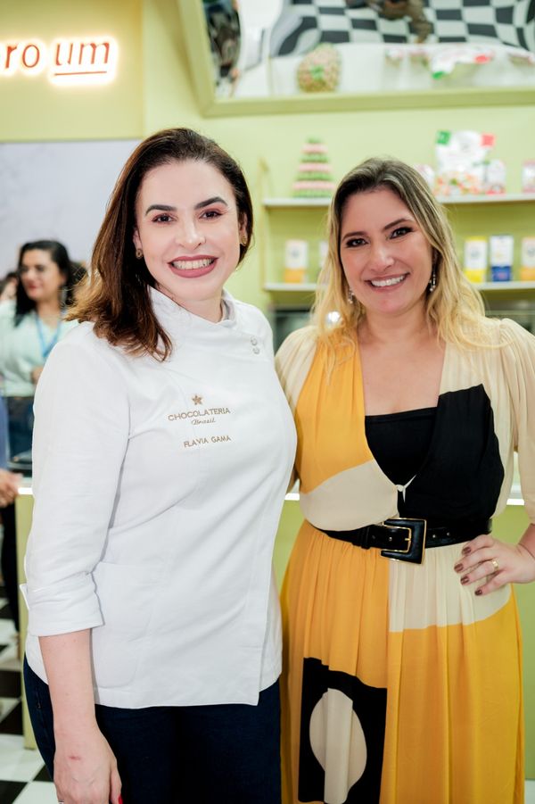 Eduarda Buaiz e a chef Flávia Gama, da Chocolateria Brasil, durante feira Acaps. Nesta semana, Flávia comanda mais um Mestre Kukinha, curso de culinária infantil da Buaiz Alimentos