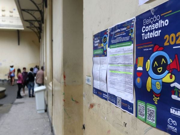 Eleitores comparecem em posto de votação de eleição para conselhos tutelares,