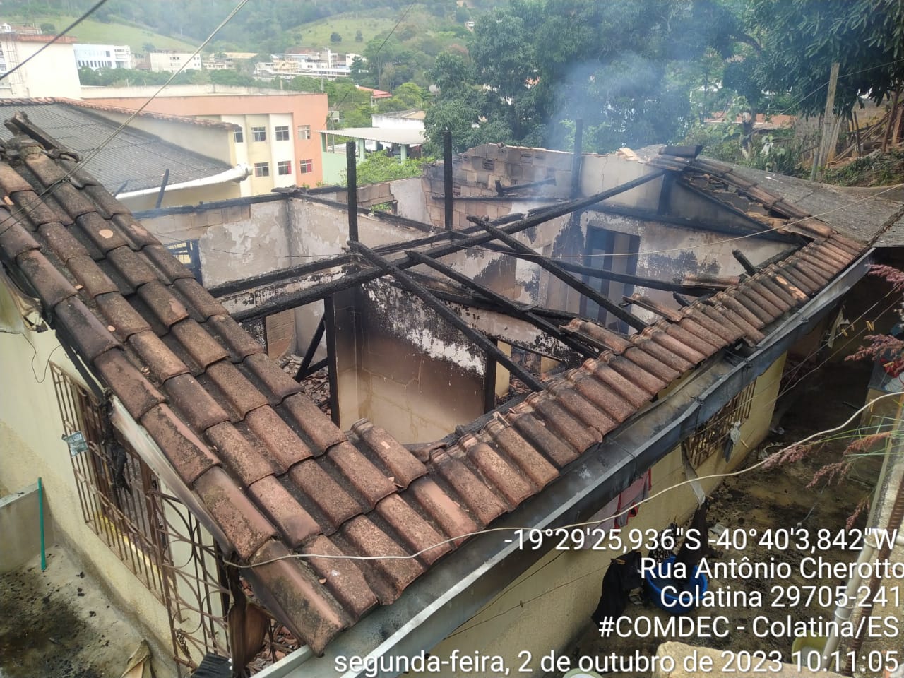 Incêndio destruiu o telhado e outras partes da residência; um cachorro da família morreu queimado