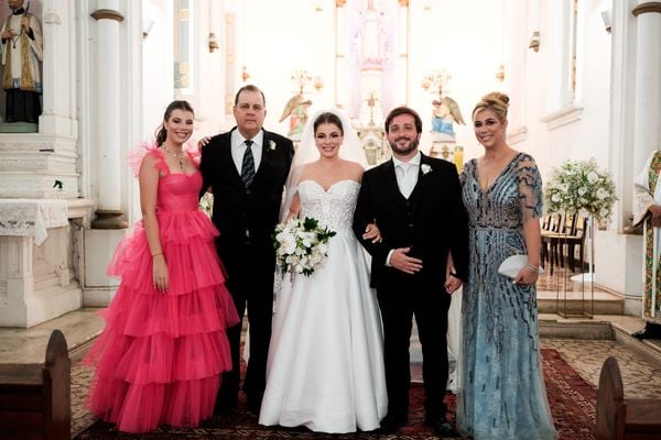 Laura, Mauricio Camatta, os noivos Beatriz Camatta Rangel e Bernardo Nassur e Roberta Camatta