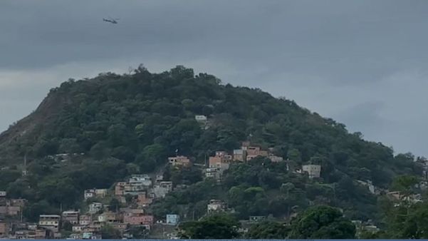 Imagens que circulam nas redes sociais mostram um helicóptero do Notaer sobrevoando o bairro São Benedito, em Vitória. A ação seria para reforçar o policiamento na região após uma ocorrência com a Polícia Militar