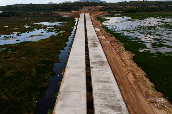 Obras na rodovia do Contorno do Mestre Álvaro na Serra por Vitor Jubini