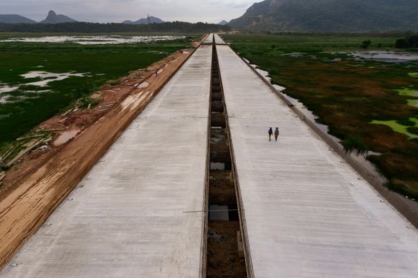 Obras na rodovia do Contorno do Mestre Álvaro na Serra por Vitor Jubini