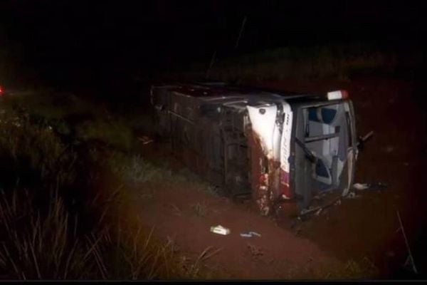 Oito pessoas morreram e ao menos 13 ficaram feridas em um acidente no final da tarde deste domingo (1°)