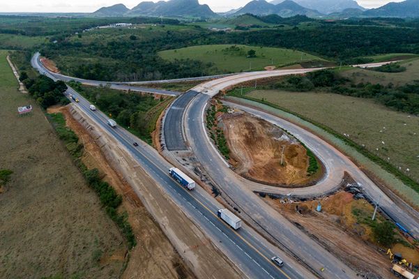 Trevo de acesso na BR 101. Obras na rodovia do Contorno do Mestre Álvaro na Serra por Vitor Jubini